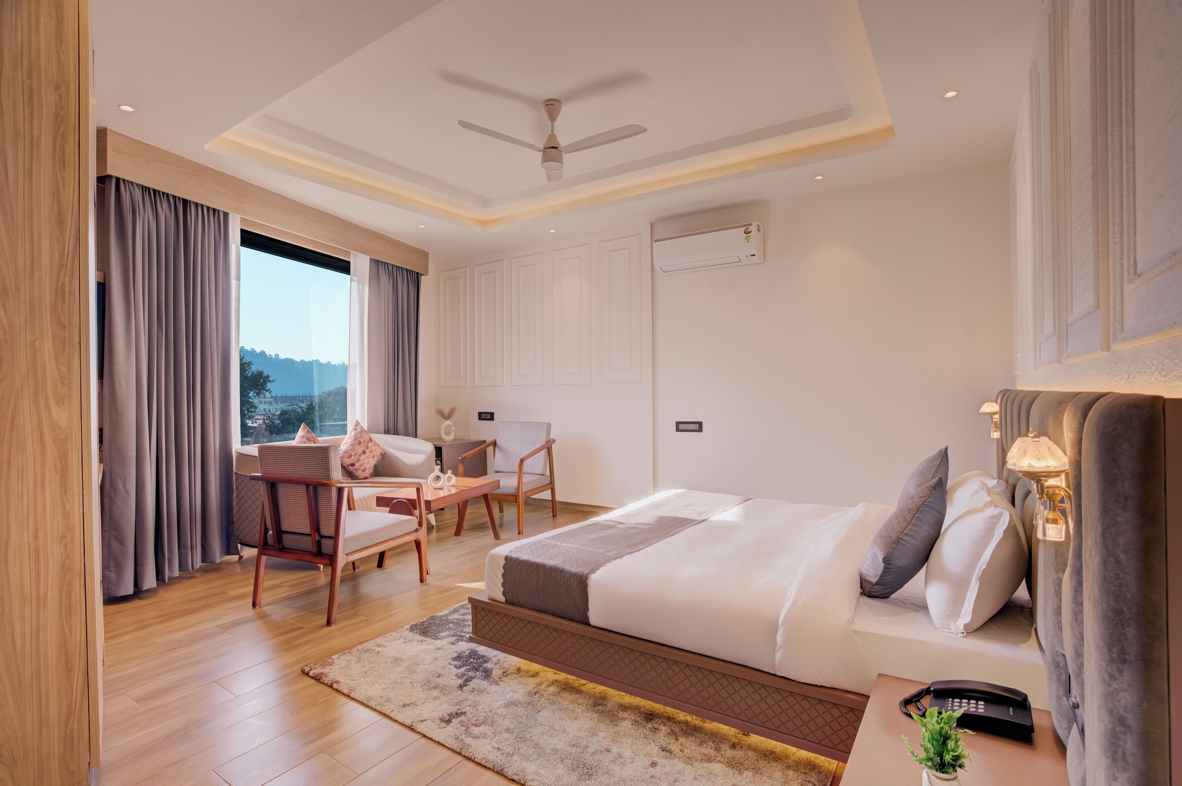 Deluxe Studio Suite | Minibar, in-room safe, blackout drapes, soundproofing