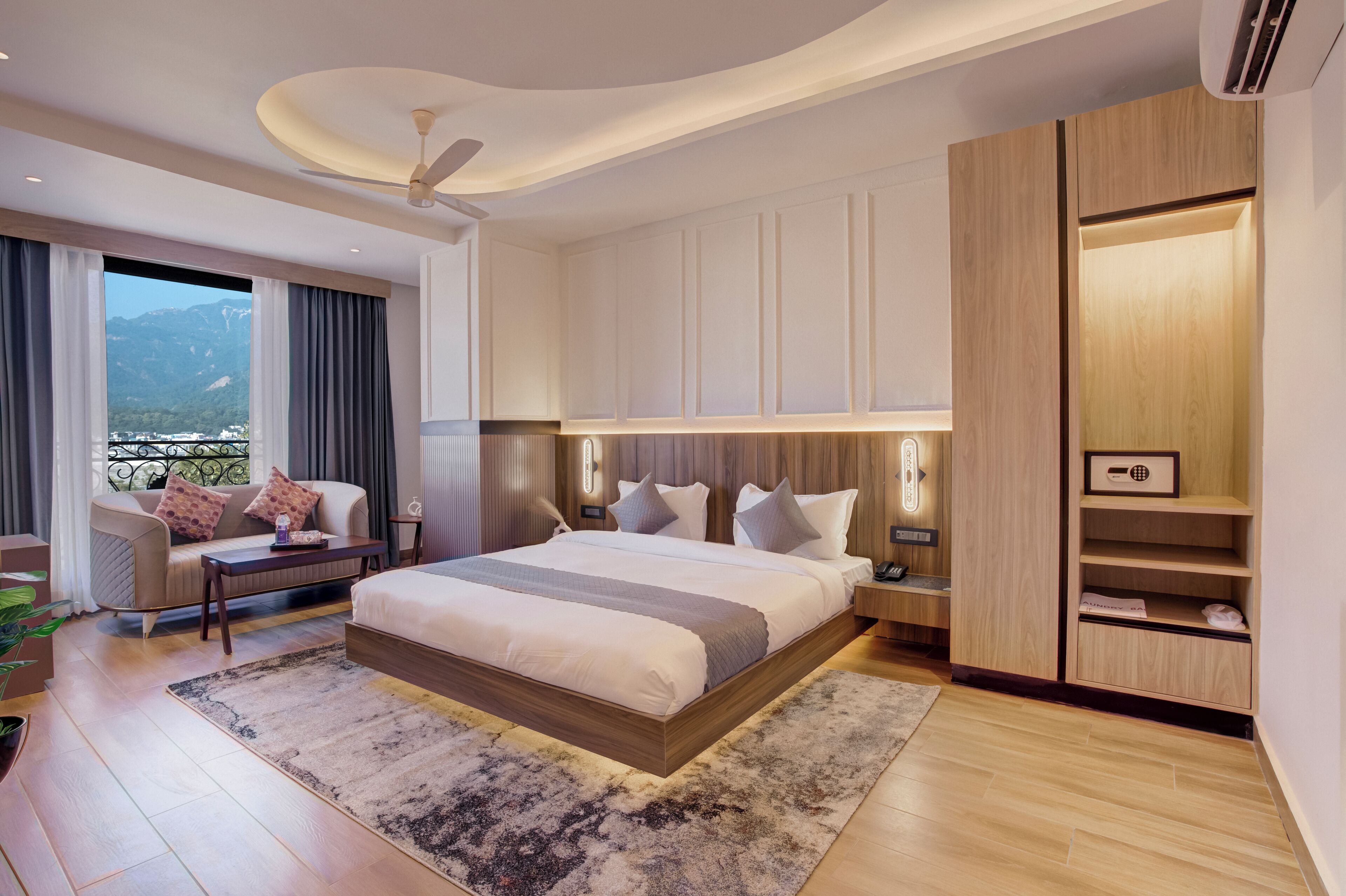 Superior Room | Minibar, in-room safe, blackout drapes, soundproofing