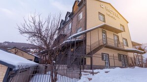 A hotel with a sign reading "HOTEL POPOCK" on the facade. - Popock Tsaghkadzor (Tsaghkadzor)