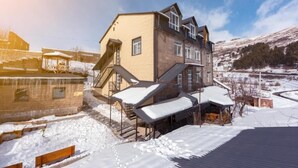 A multi-story house with a large balcony and a covered outdoor area. - Popock Tsaghkadzor (Tsaghkadzor)