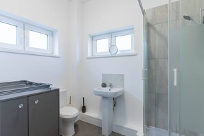 Bathroom - The Elderns Netflix Shop Free Parking A1 (Peterborough)