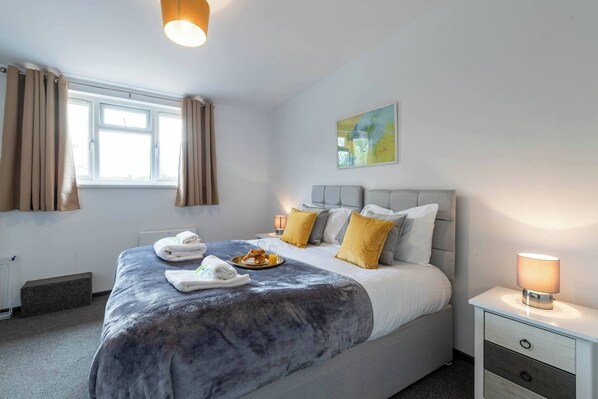 Apartment, 2 Bedrooms | 2 bedrooms - The Elderns 2BR A1 Nearby Netflix Parking (Peterborough)