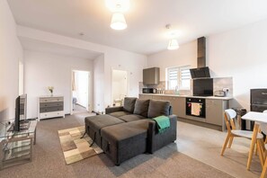 Apartment, 2 Bedrooms, Smoking | Living room - The Elderns Spacious 2BR Netflix Parkingshops (Peterborough)