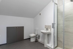 Apartment, 2 Bedrooms, Smoking | Bathroom - The Elderns Spacious 2BR Netflix Parkingshops (Peterborough)