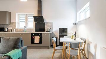 Apartment, 2 Bedrooms, Smoking | Dining room