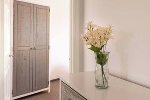 Apartment, 2 Bedrooms, Smoking | Interior - The Elderns Spacious 2BR Netflix Parkingshops (Peterborough)