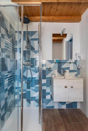 Classic Triple Room, Balcony, City View | Bathroom - Sapore Di Mare al  Borgo (Gaeta)