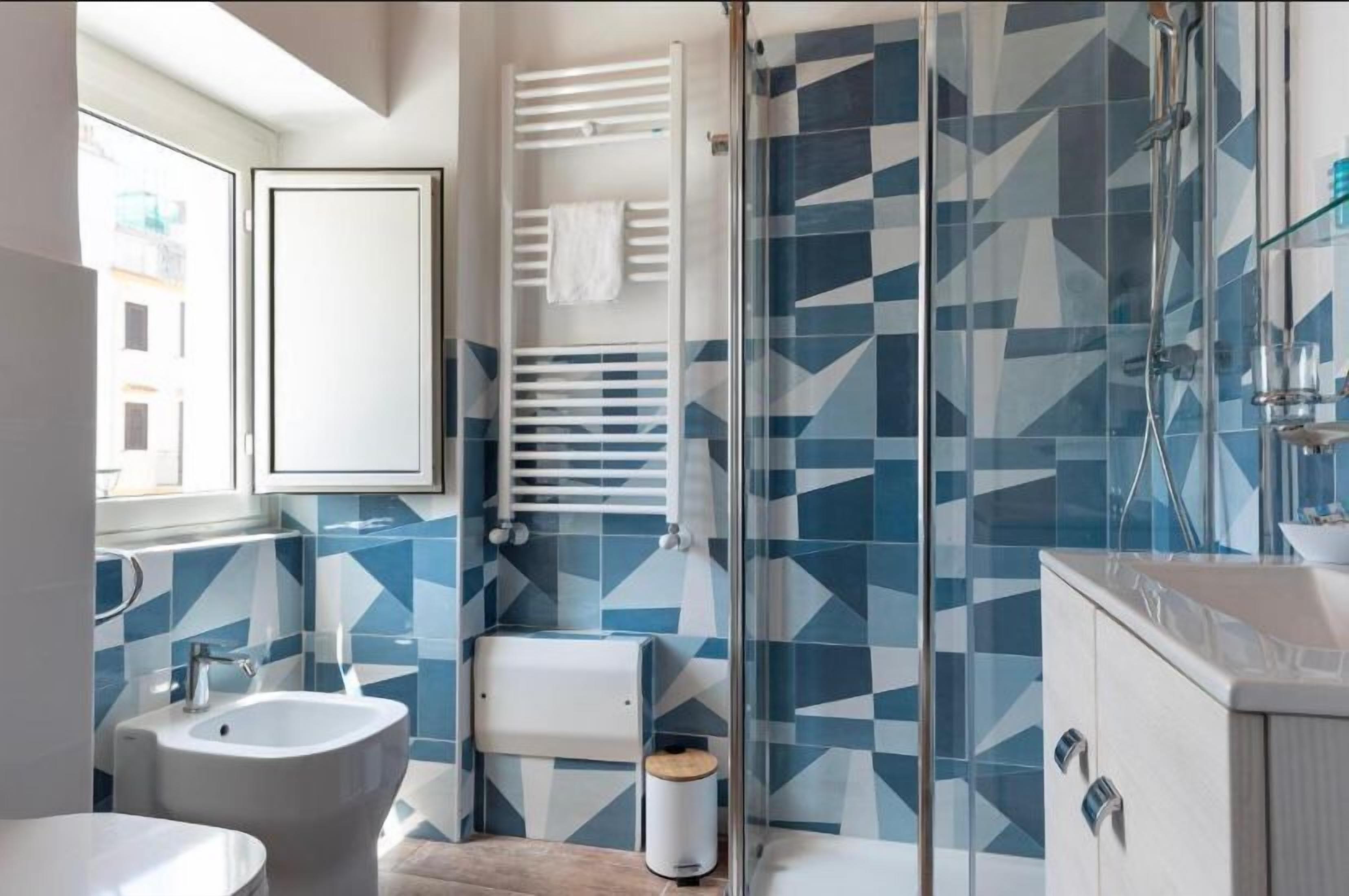 Klassieke driepersoonskamer, balkon, uitzicht op de stad | Badkamer