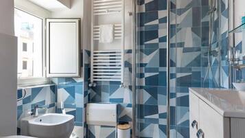 Chambre Triple Classique, balcon, vue ville | Salle de bain