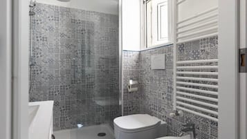 Kahden hengen huone, kaupunkinäköala | Kylpyhuone