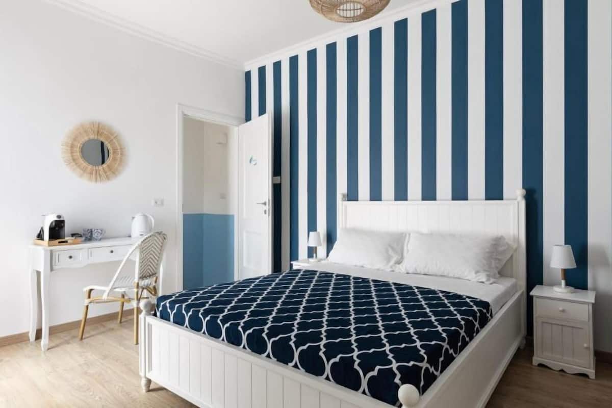 Un dormitorio con una cama, un escritorio y una silla.