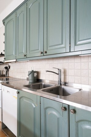 Fridge, oven, stovetop, dishwasher - Spacious Apartment in Central Helsinki (Helsinki)