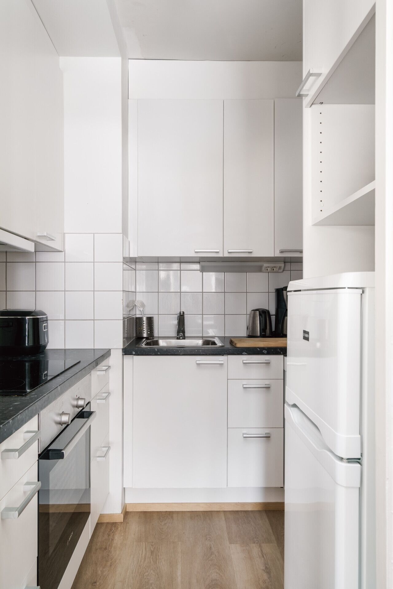 Kühlschrank, Mikrowelle, Ofen, Herdplatte