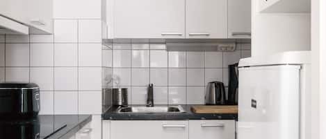 Frigorifero, microonde, forno, piano cottura