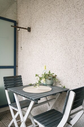 Outdoor dining - Bright Studio Apt. in Helsinki with Private Balcony (Helsinki)