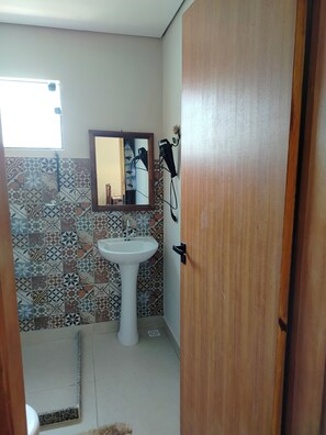 Ferienhaus, Bergblick | Badezimmer | Handtücher, Seife, Toilettenpapier