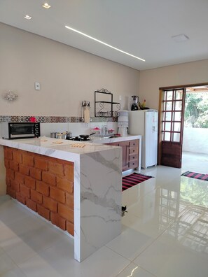 Casa, vistas a la montaña | Cocina privada | Microondas, horno, placa de cocina y utensilios de cocina