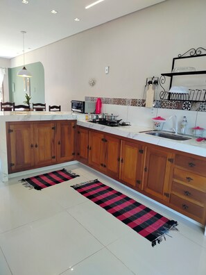 House, Mountain View | Private kitchen | Microwave, oven, stovetop, cookware/dishes/utensils