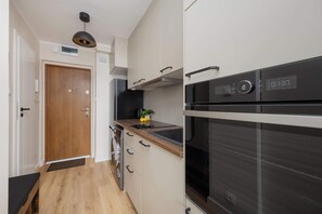 Fridge, microwave, oven, stovetop - Stylish Studio in the Center | View of the Palace of Culture (Warszawa)
