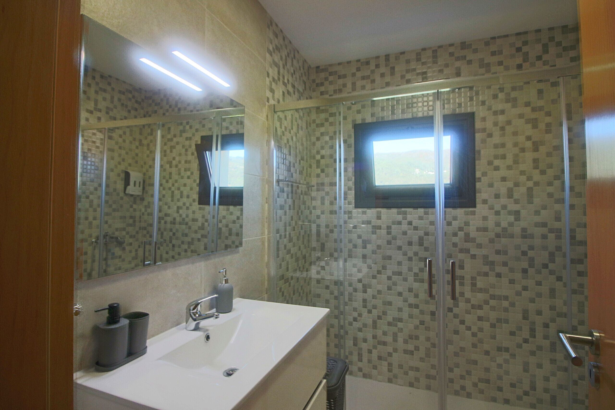 Een douche, een haardroger, handdoeken