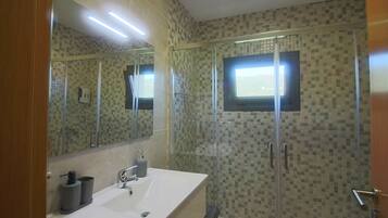 Een douche, een haardroger, handdoeken