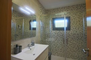 Dusche, Haartrockner, Handtücher