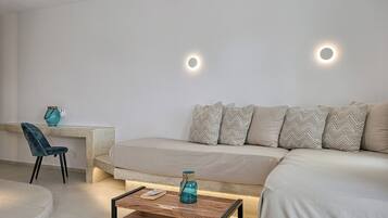 Superior suite, meerdere bedden, niet-roken, airconditioning | Een kluis op de kamer, een bureau, een laptopwerkplek