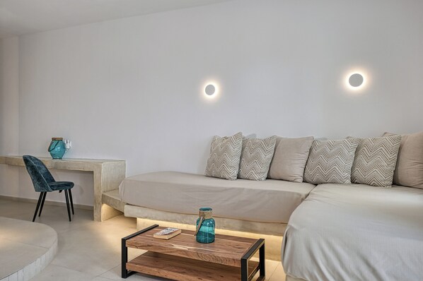 Superior suite, meerdere bedden, niet-roken, airconditioning | Een kluis op de kamer, een bureau, een laptopwerkplek