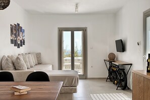 Suite superior, 1 habitación, baño privado, vista al mar | Área de sala de estar