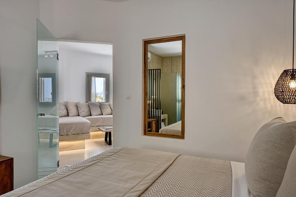 Departamento familiar, 1 habitación, cocina, vista al mar | Caja de seguridad en la habitación y escritorio 