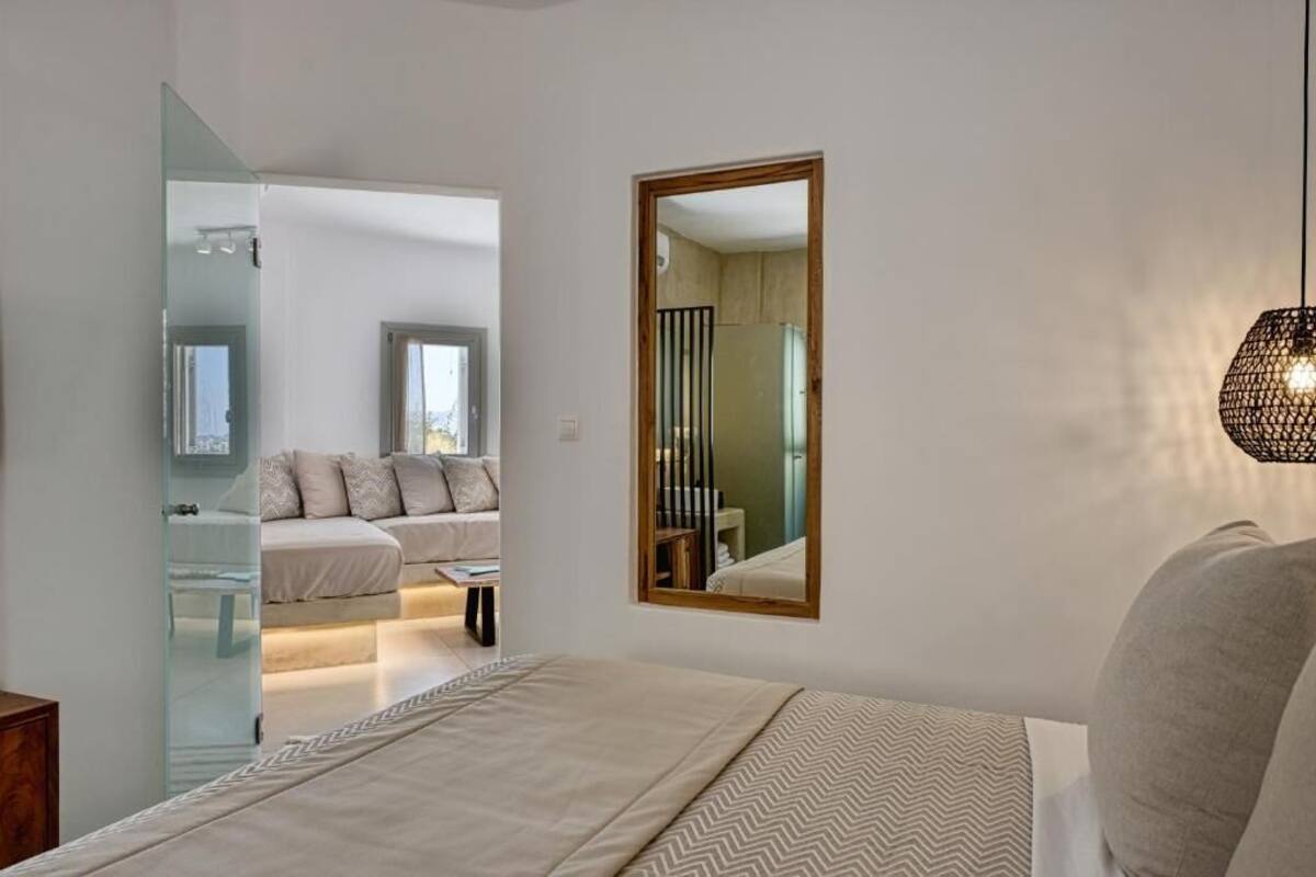 Familie appartement, 1 slaapkamer, keuken, uitzicht op zee | Een kluis op de kamer, een bureau, een laptopwerkplek