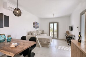 Superior suite, 1 slaapkamer, privébadkamer, uitzicht op zee | Woonruimte