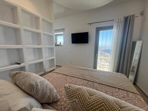 Departamento familiar, 1 habitación, cocina, vista al mar | Caja de seguridad en la habitación y escritorio 