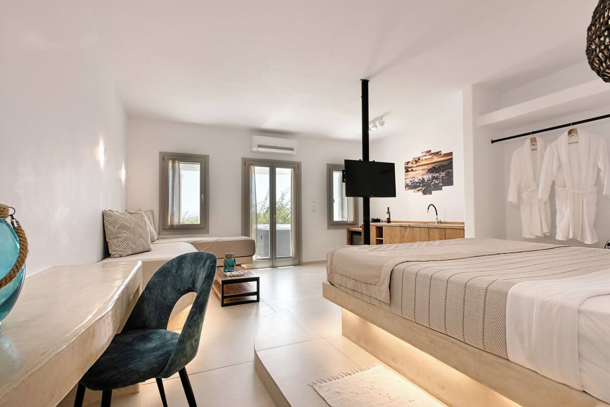 Superior suite, meerdere bedden, niet-roken, airconditioning | Een kluis op de kamer, een bureau, een laptopwerkplek