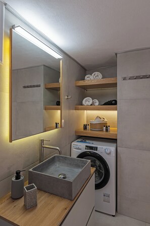 Apartamento familiar | Baño | Ducha, artículos de higiene personal gratuitos y secador de pelo