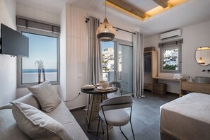 Phòng tiện nghi đơn giản, ban công, quang cảnh biển | Bàn, màn/rèm cản sáng, phòng cách âm, bàn ủi/dụng cụ ủi quần áo