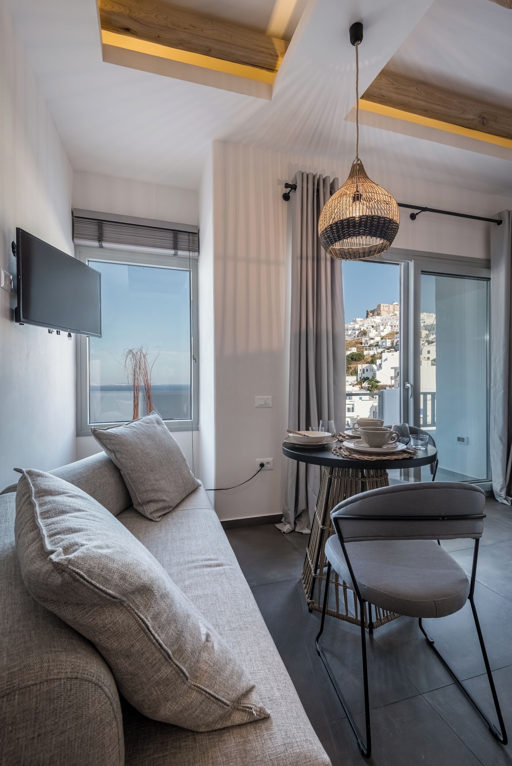 Habitación Confort, balcón, vistas al mar | Zona de estar | Una Smart TV