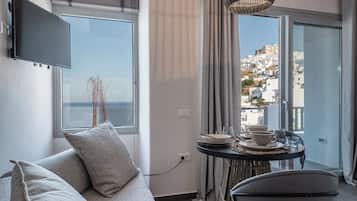 Habitación Confort, balcón, vistas al mar | Zona de estar | Una Smart TV