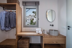 슈피리어 스위트, 발코니, 바다 전망 | 책상, 암막 커튼, 방음 설비, 다리미/다리미판