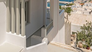 Un edificio blanco con balcón que da a la costa.