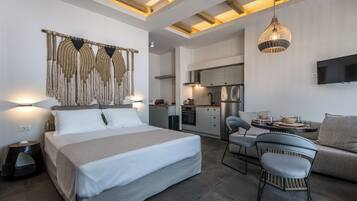 Phòng tiện nghi đơn giản, ban công, quang cảnh biển | Bàn, màn/rèm cản sáng, phòng cách âm, bàn ủi/dụng cụ ủi quần áo