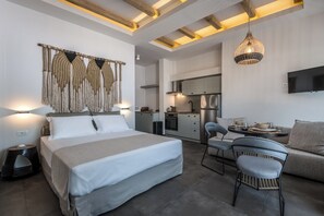 Habitación Confort, balcón, vistas al mar | Escritorio, cortinas opacas, sistema de insonorización