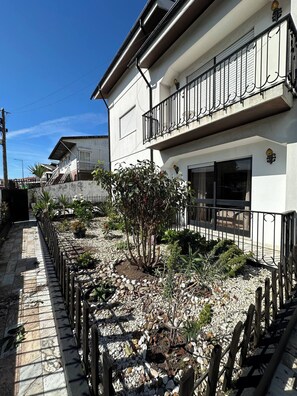Exterior - Ground Level House With Patio (Vila Nova de Gaia)