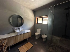 House, 2 Bedrooms, Accessible, Balcony | Bathroom - Ground Level House With Patio (Vila Nova de Gaia)