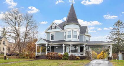 Pet-Friendly Victorian Retreat: Downtown Littleton