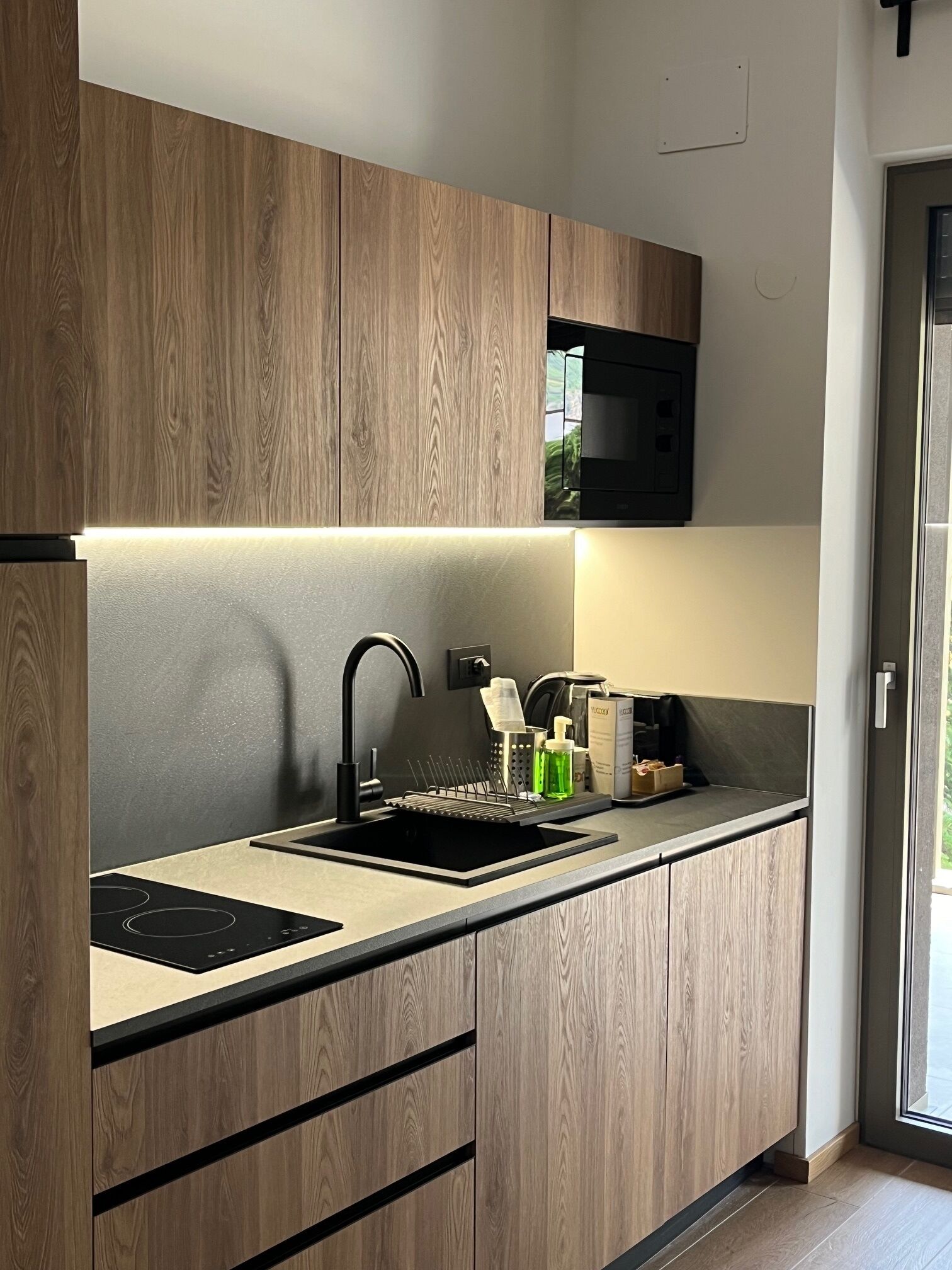 Two Bedroom apartment with 2 bathroom and balcony | 전용 주방 | 식기 세척기, 에스프레소 메이커, 커피/티 메이커, 전기 주전자