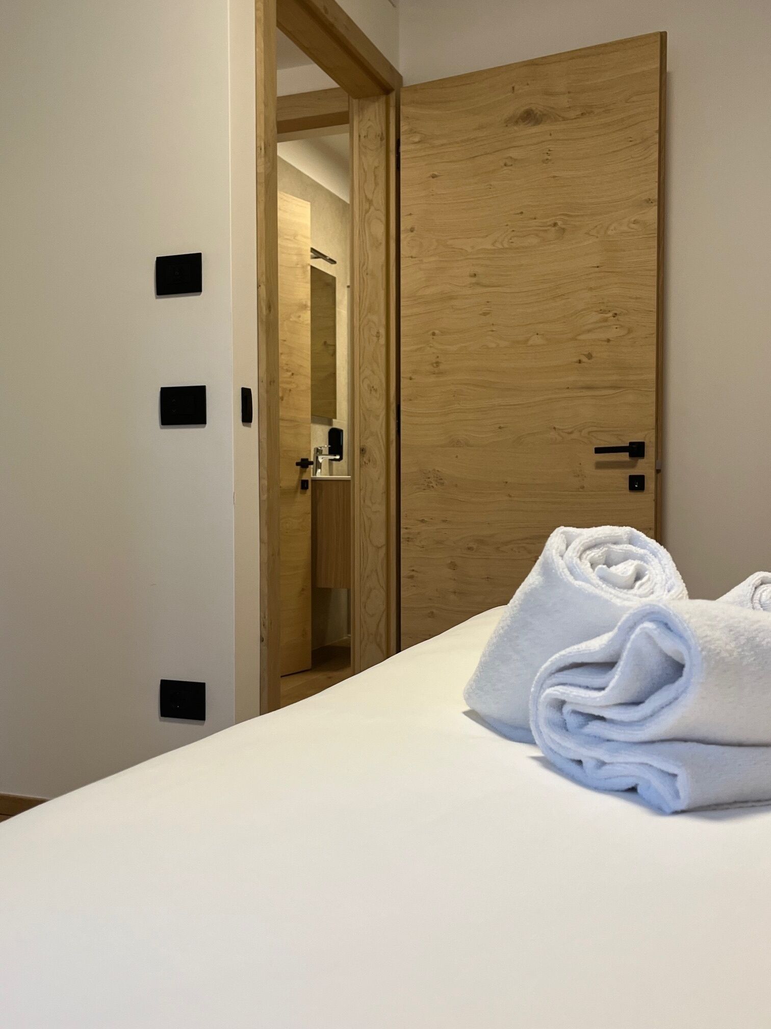 Travel cot, free WiFi, bed sheets