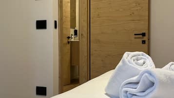 Travel cot, free WiFi, bed sheets