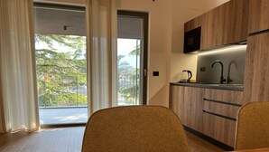 Two Bedroom apartment with 2 bathroom and balcony | 客廳 | 40 吋智能電視連有線電視頻道