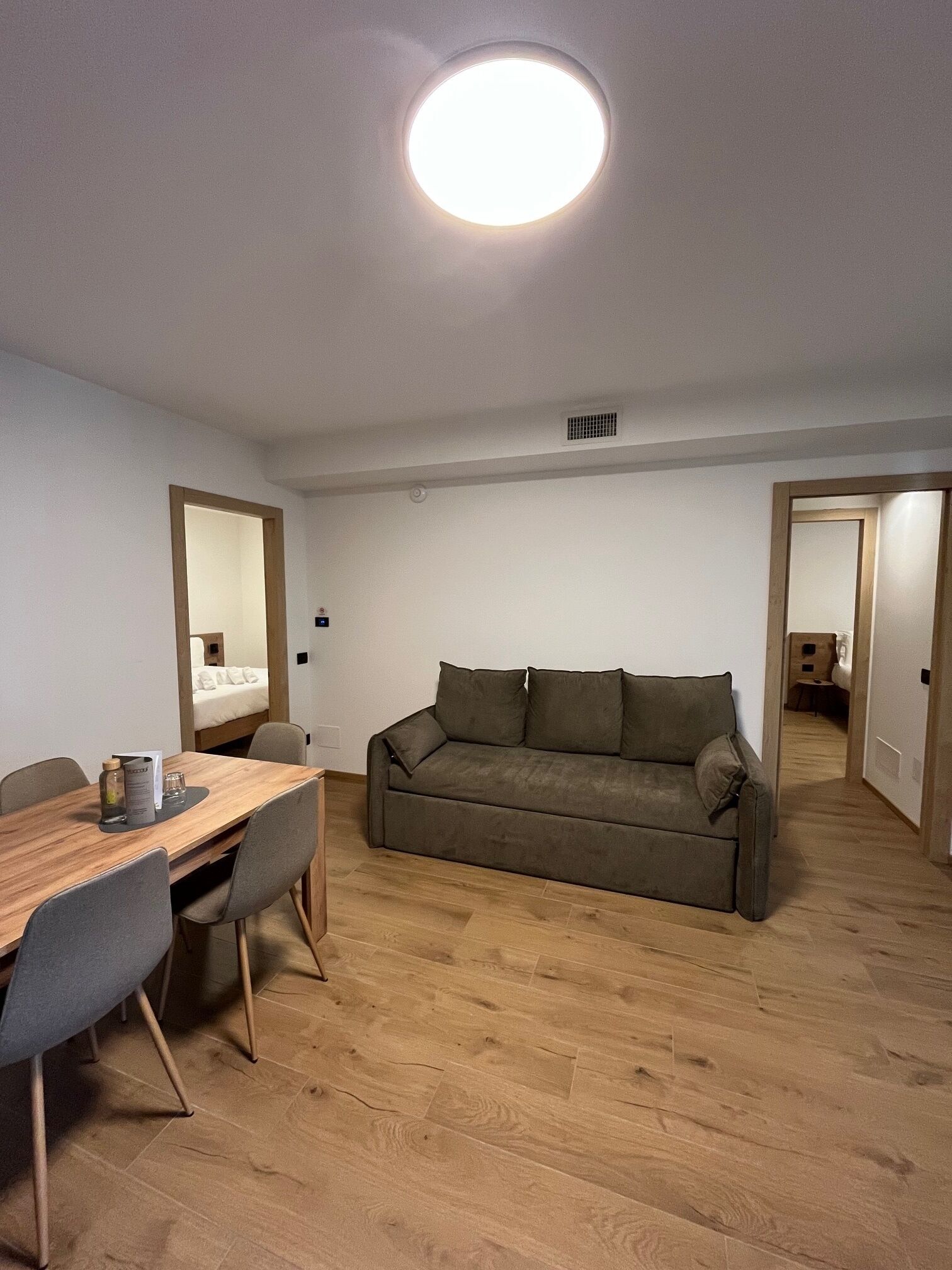 Two Bedroom apartment with 2 bathroom and balcony | Oleskelualue | 40–tuumainen äly-TV, jossa kaapelikanavat